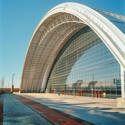 Estructura espacial de acero para estructuras suspendidas en salas de cine que maximizan el espacio y la calidad del sonido.