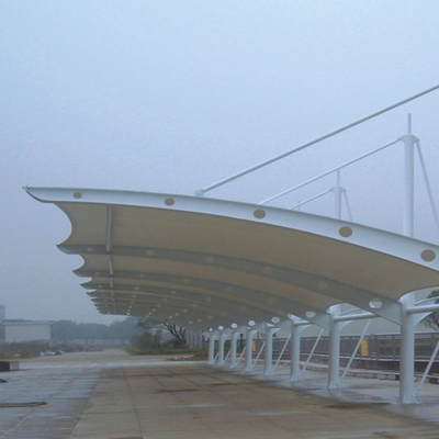 Las estructuras de la tela de la tensión de Q235B diseñan la vela de la sombra de la membrana del panel de 2.5m m 1.5m m