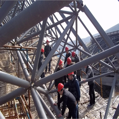 El espacio de acero prefabricado Q235 enmarca el edificio de la estructura de acero del tejado de 820m m