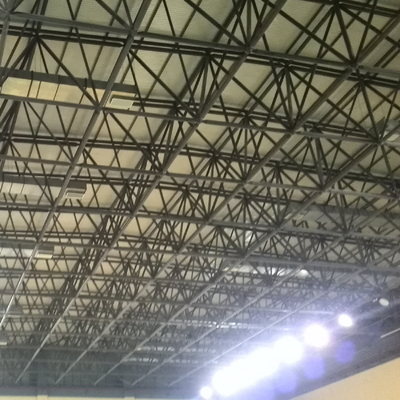 El espacio del acero de S355JR enmarca el tejado de la construcción de edificios 150m m Rockwool para el estadio
