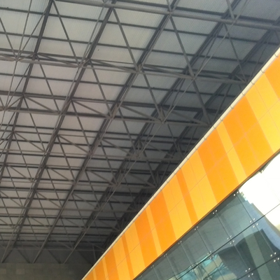 El espacio del acero de S355JR enmarca el tejado de la construcción de edificios 150m m Rockwool para el estadio