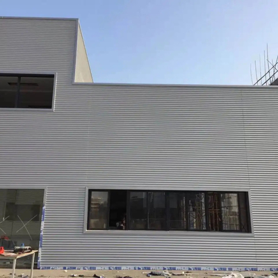 Pared de aluminio portátil 2.5m m del panel de la pared de cortina de la PU de Q355B para el edificio al aire libre