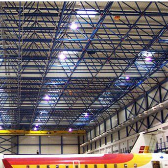 Los marcos de acero prefabricados del espacio de Q235B emparedan el GB gris oscuro para el edificio del hangar del aeroplano