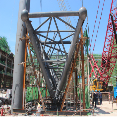 el tubo de acero largo del gris Q345 de la estructura del braguero del palmo del 100m ata en la instalación del sitio