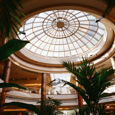 Cúpula de techo circular con marco de metal ligero. Ideal para hoteles y edificios comerciales