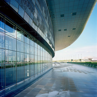 Estructura espacial de acero para estructuras suspendidas en salas de cine que maximizan el espacio y la calidad del sonido.