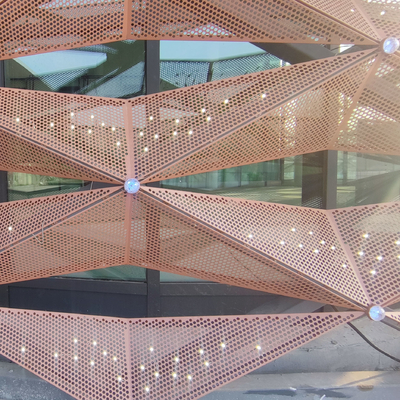 Sistemas de aislamiento y luz natural en paredes cortinas de aluminio con tecnologías avanzadas de vidrio
