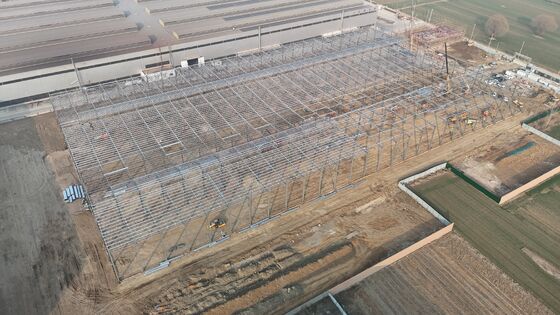 Estructura de techo de almacén que utiliza elementos de acero prefabricados para lograr un montaje y construcción más rápidos en instalaciones logísticas